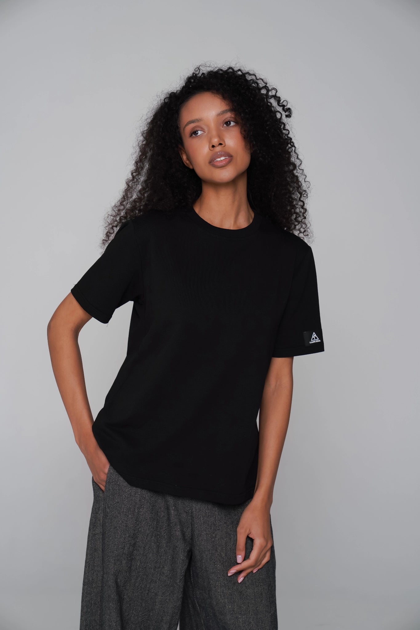 WOMEN'S PREMIUM BASIC T-SHIRT BLACK fabric closeup