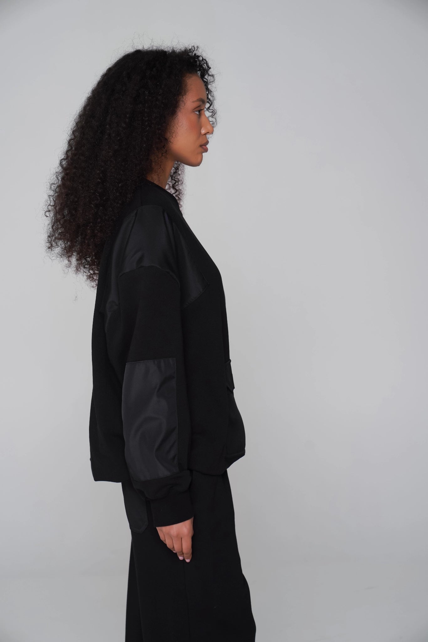 WOMEN'S URBAN LUXE BLACK SWEATSHIRT detail