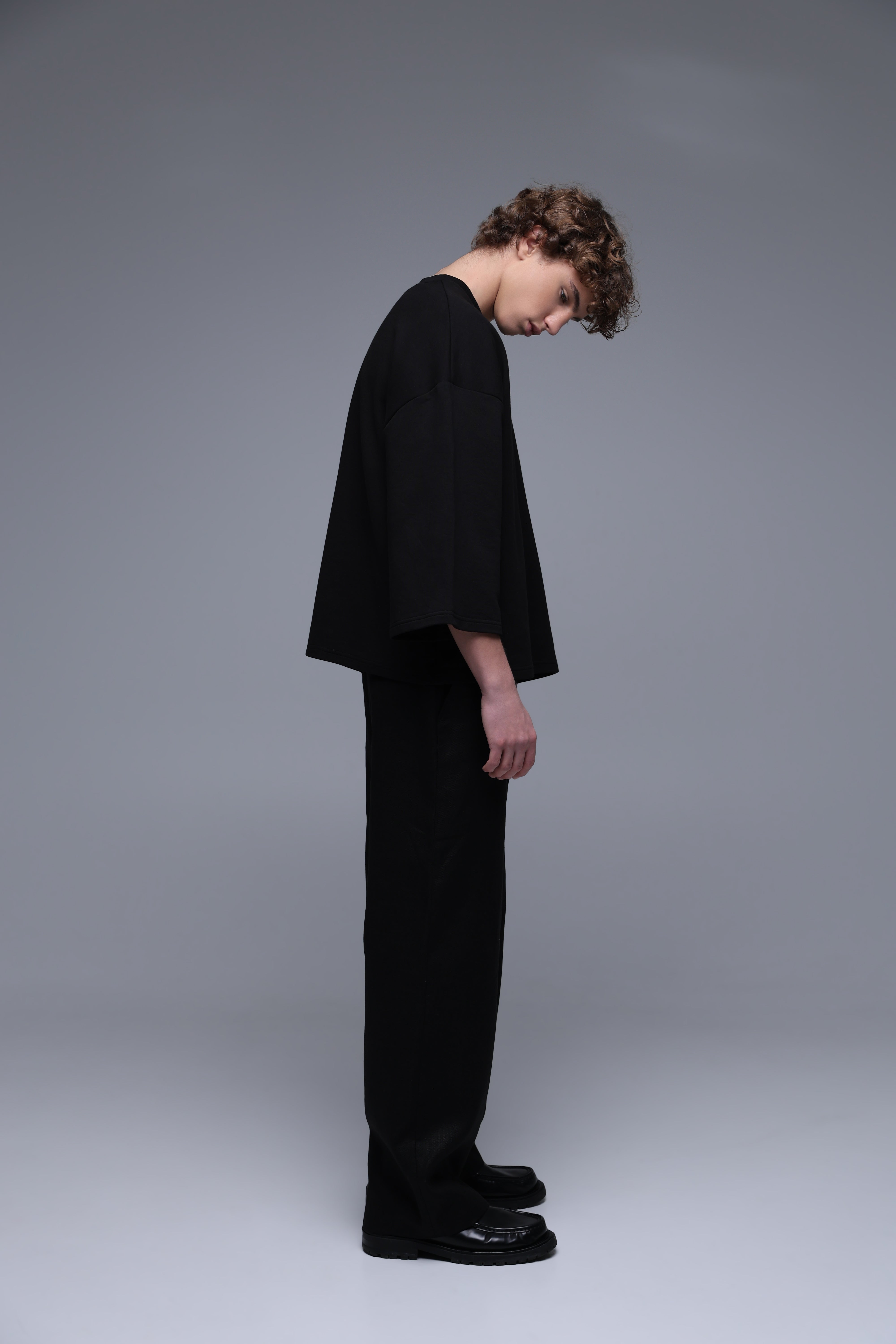 BLACK CROPPED TEE side view